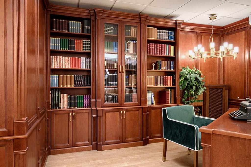 Domowa biblioteka - gabinet z biblioteką w klasycznym stylu