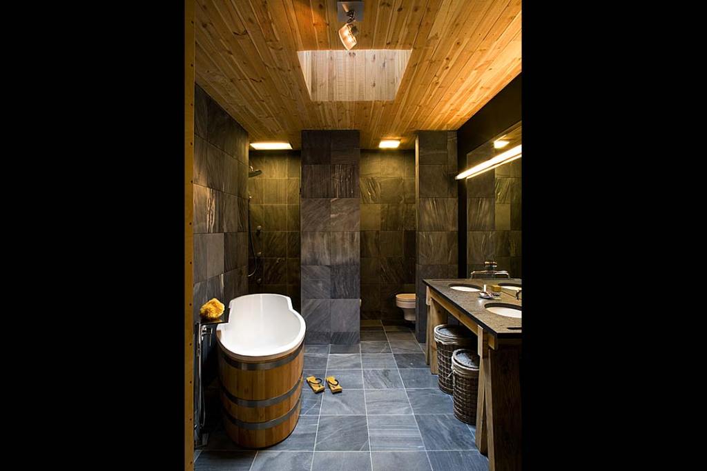 Wanna w stylu drewnianej balii w prywatnym salonie kąpielowym