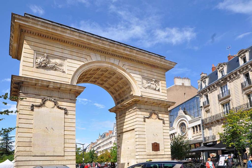 Łuk triumfalny na placu Darcy w Dijon