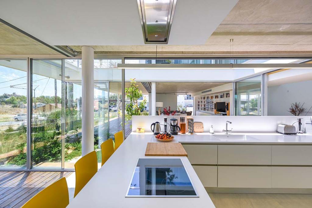 Garden House, otwarta kuchnia z widokiem na patio. Projekt Christos Pavlou Architecture