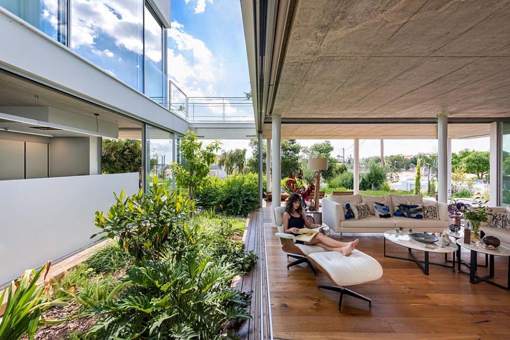 Garden House, salon otwarty na ogród. Projekt Christos Pavlou Architecture