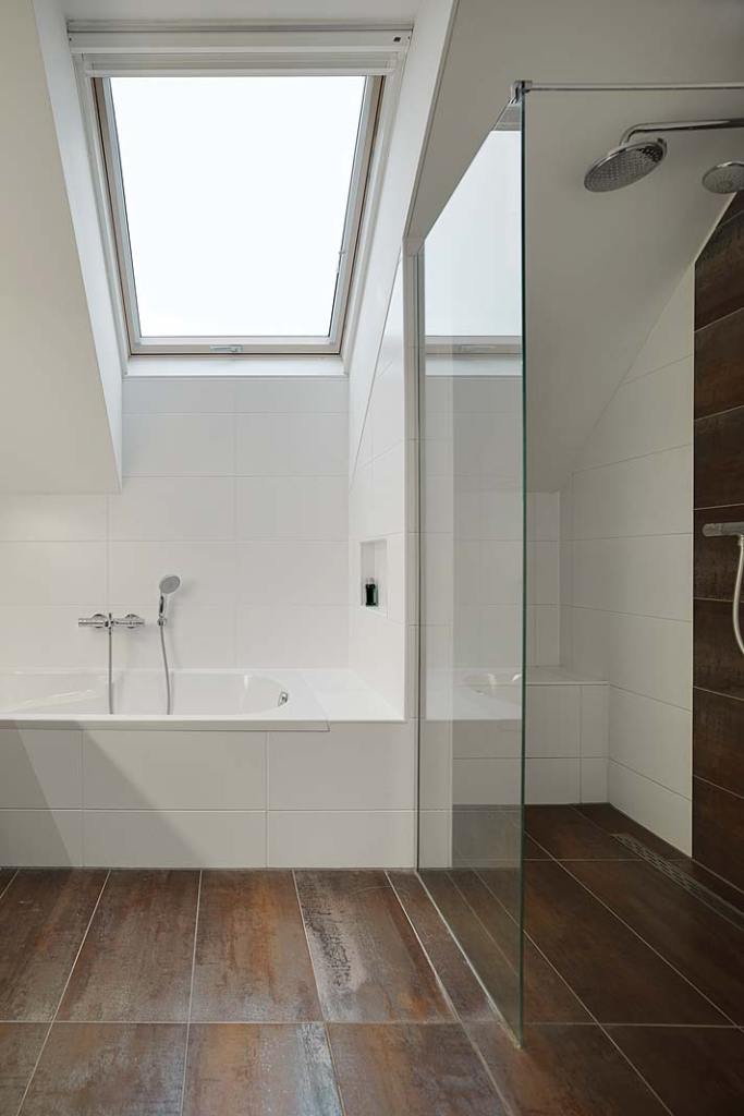 Łazienka z oknem dachowym Fakro, miejce na wannę i kabinę prysznicową
