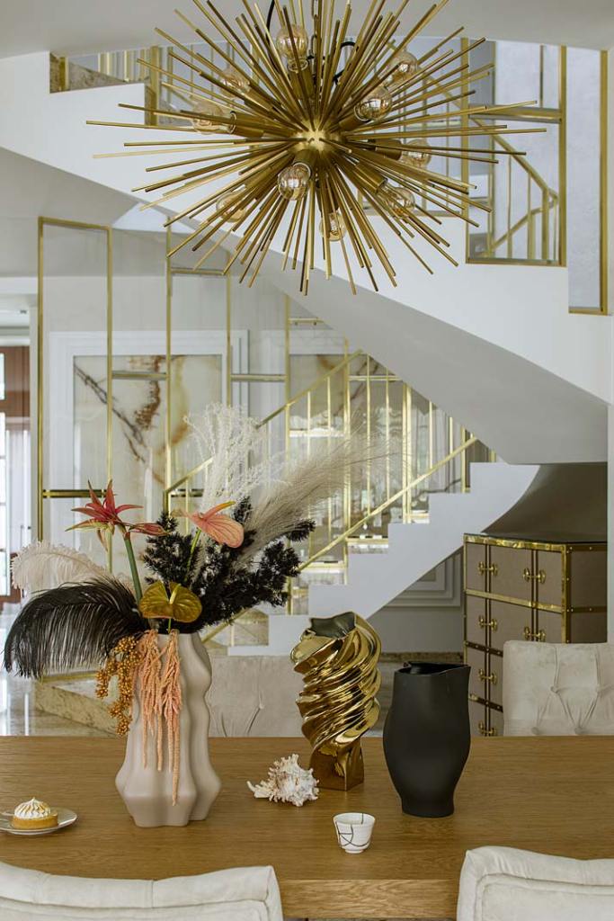 Nowoczesne wnętrza z nutą glamour. Wyraziste złote dodatki ocieplają wnętrze. Projekt Hola Design