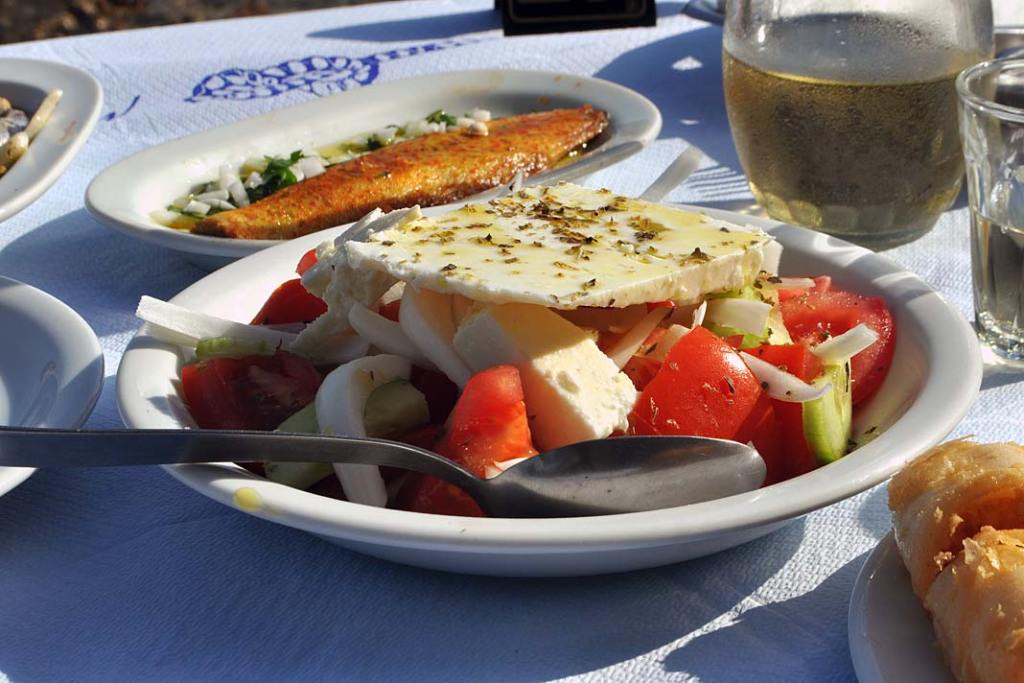 Kuchnia grecka. Sałatka wiejska, zwana w Polsce „grecką” podawana jest z dużymi kawałkami sera feta