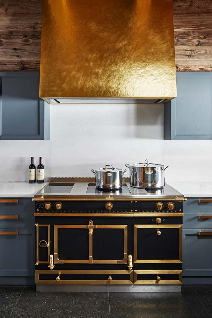 Dom w Alpach, luksusowa kuchenka od La Cornue. Projekt Humbert&Poyet