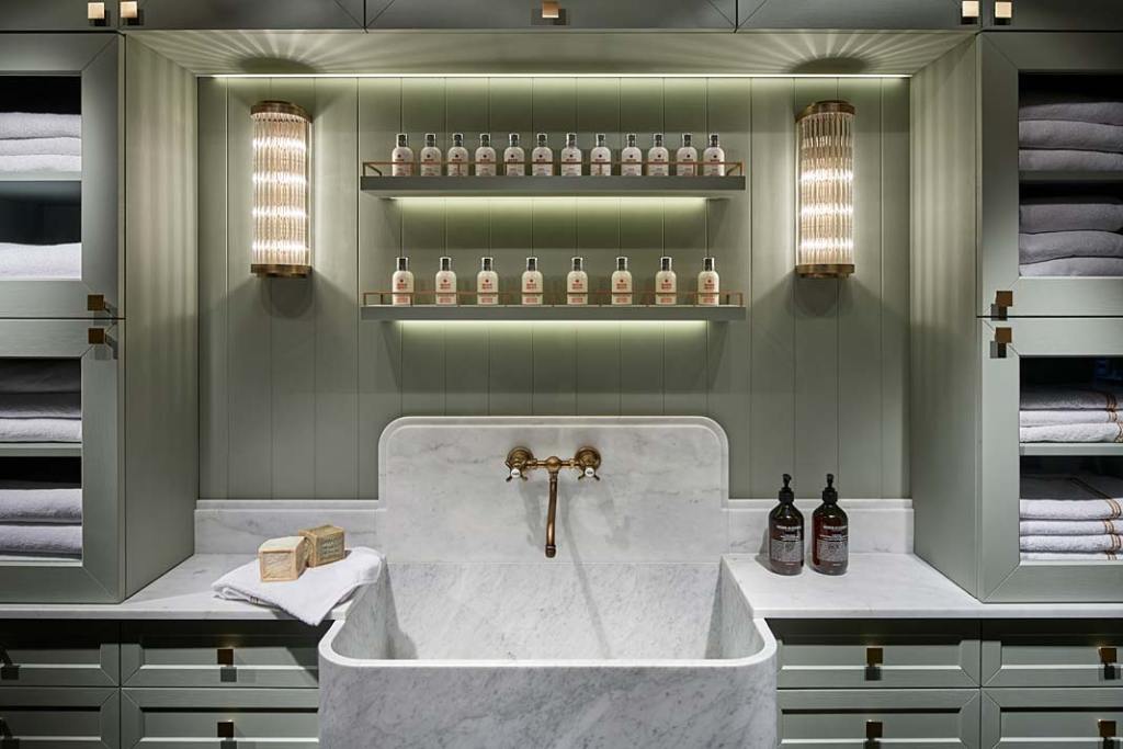 Luksusowy dom w Alpach, łazienka z oryginalną marmurową umywalką. Projekt Humbert&Poyet