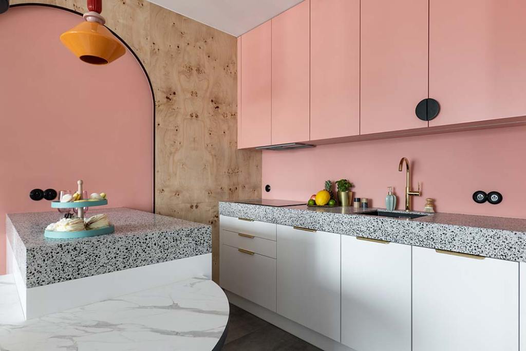 Mieszkanie inspirowane stylem Bauhaus - aneks kuchenny z półwyspem. Projekt KODO