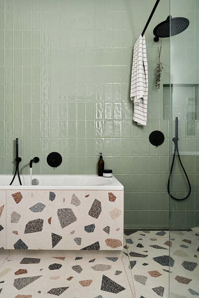 Styl modernistyczny w mieszkaniu na Mokotowie, płytki we wzór lastryko w łazience. Projekt Odwzorowanie