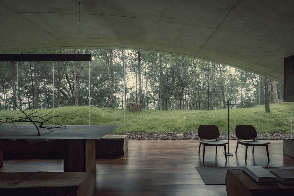 Niezwykła rezydencja w Meksyku ukryta pod ziemią od strony salonu otwiera się na otaczający las. Projekt HW Studio