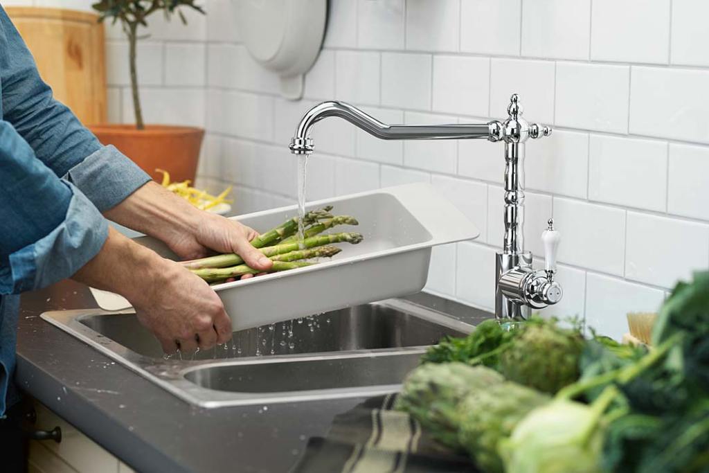 Durszlak GRUNDVATTNET od IKEA może służyć do płukania warzyw, odcedzenia makaronu lub jako ociekacz