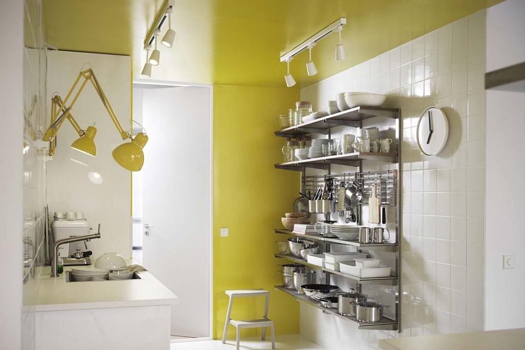 Przechowywanie w małej kuchni, otwarte półki i relingi Kungsfors od IKEA