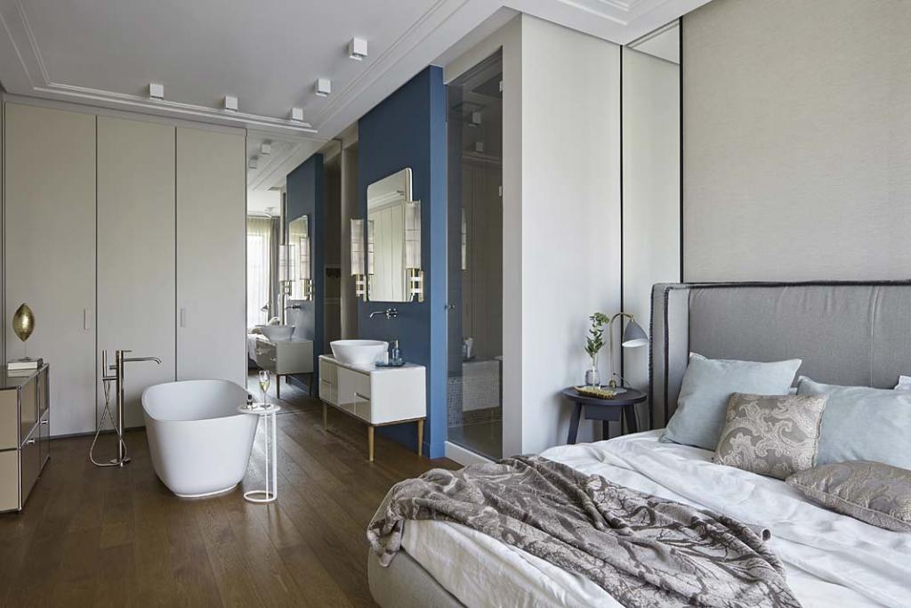 Sypialnia z łazienką w nowoczesnym apartamencie. Projekt Mood Works. Fot. Jola Skóra