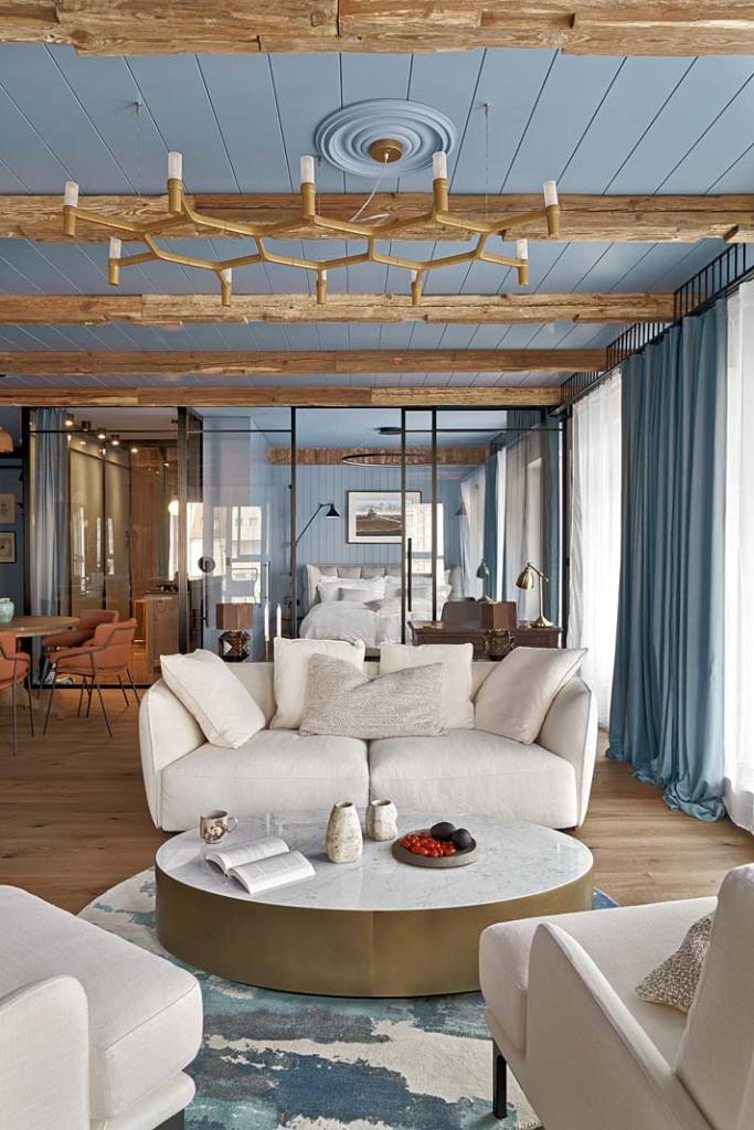 Zabytkowe detale, światowy design i elegancki błękit w apartamencie na Wyspie Spichrzów. Projekt Jan Sikora. Fot. Tom Kurek