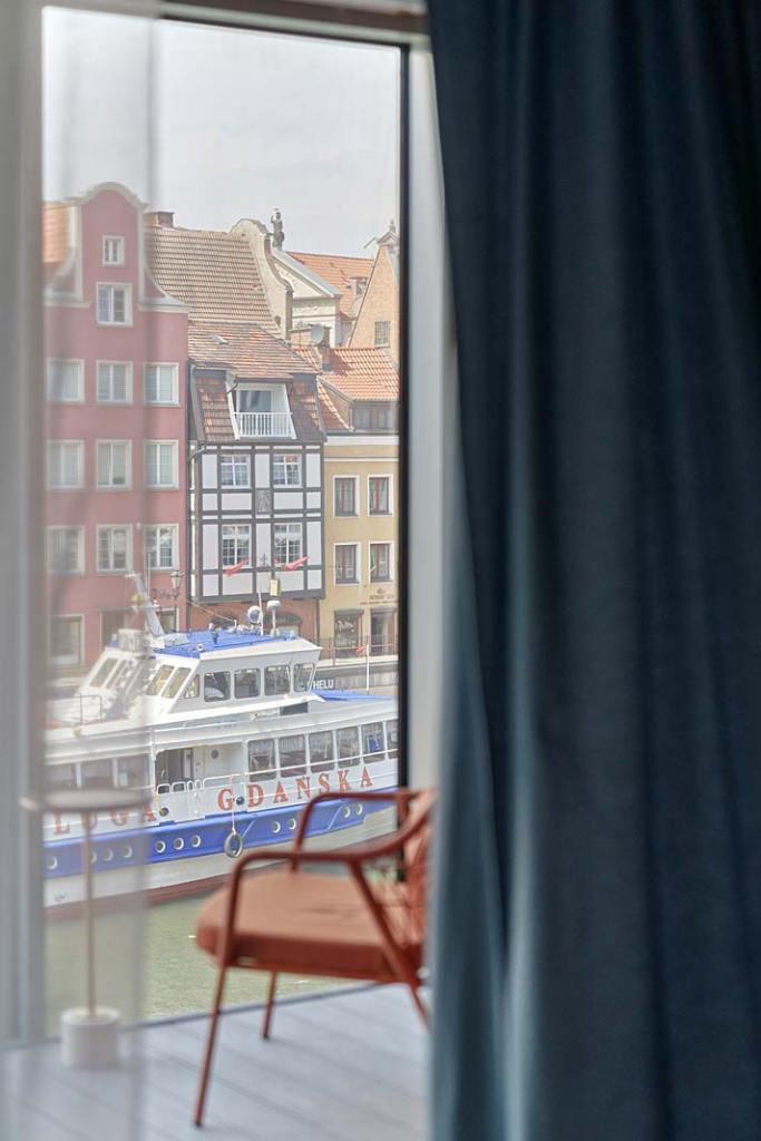 Błękitny apartament na Wyspie Spichrzów, widok z okna. Projekt Jan Sikora. Fot. Tom Kurek