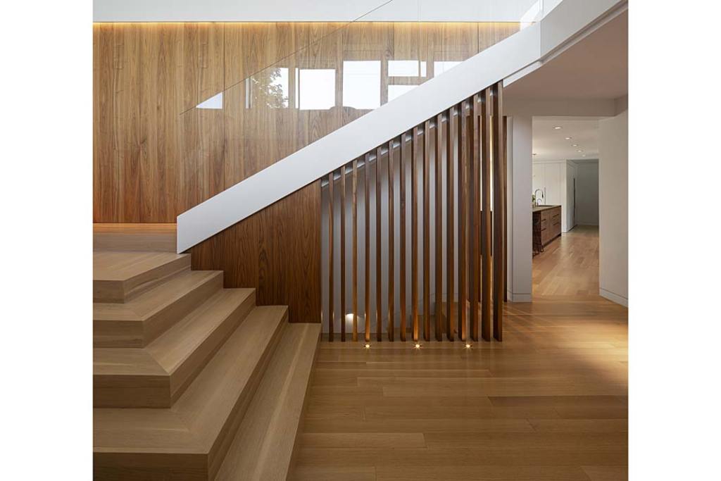 Zabytkowa rezydencja w Montrealu, schody wykończone drewnem. Projekt MU Architecture