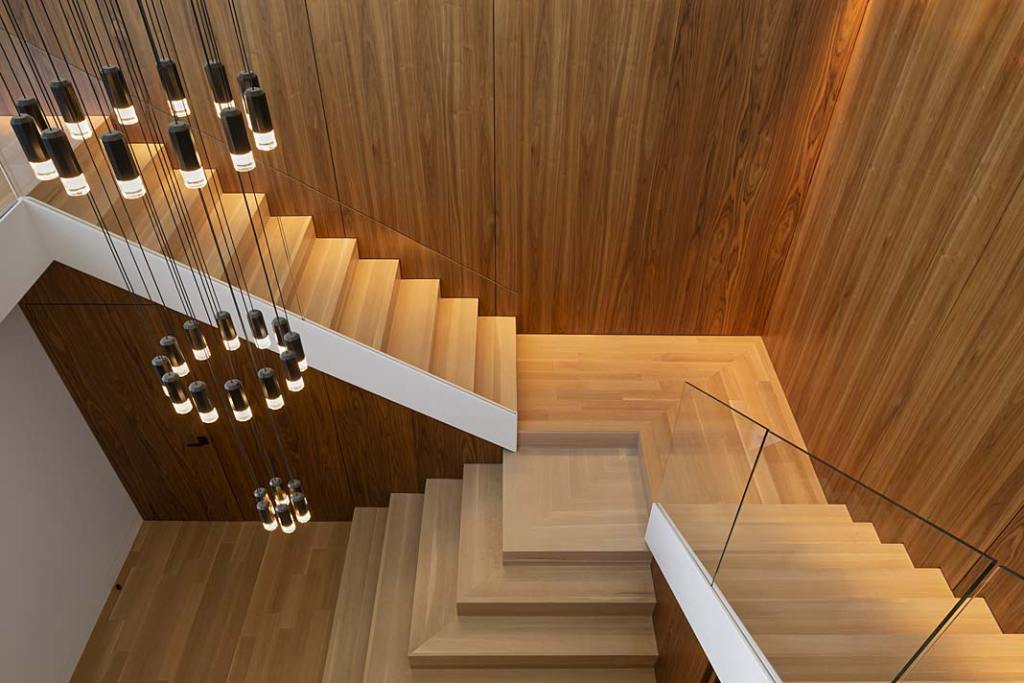 Zjawiskowa klatka schodowa w luksusowej willi w Montrealu. Projekt MU Architecture