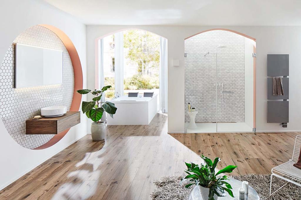 Salon kąpielowy w bieli, wnękowe drzwi prysznicowe marki Kermi