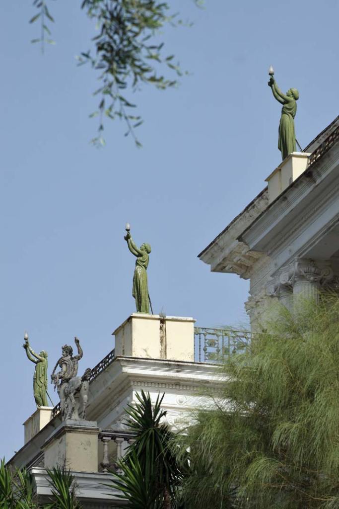 Rzeźby światłodajne na dachu pałacu Achillion