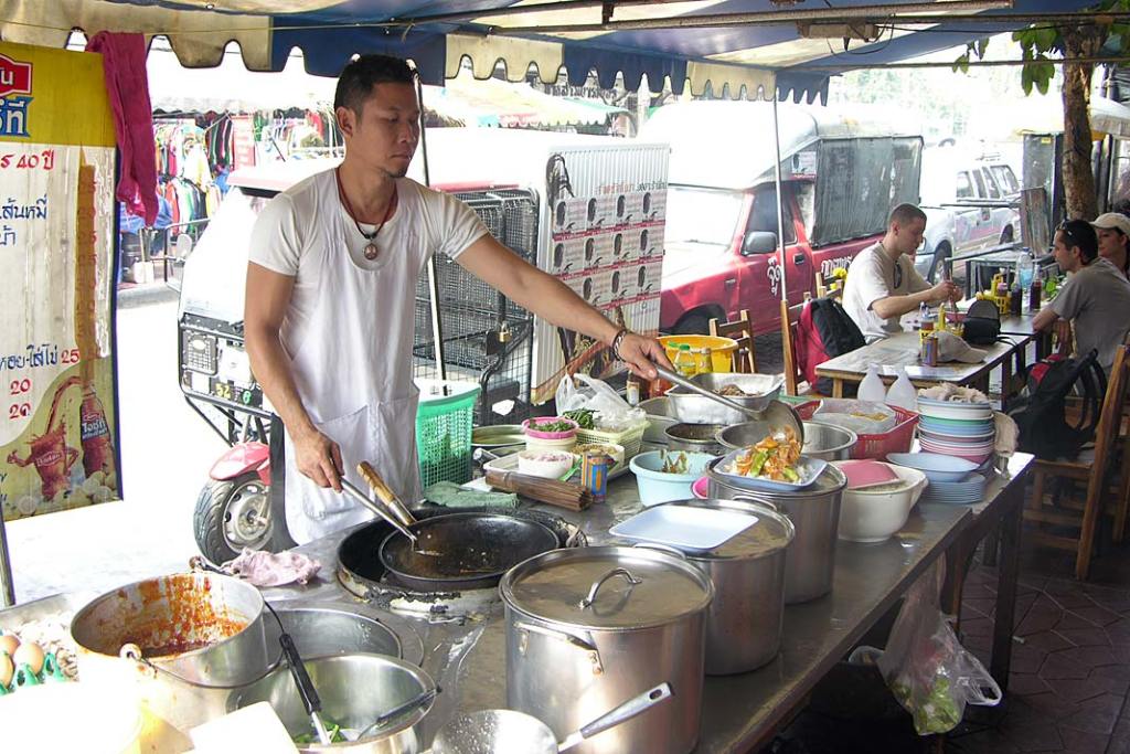 Atrakcje Bangkoku. Uliczna garkuchnia w Tajlandii