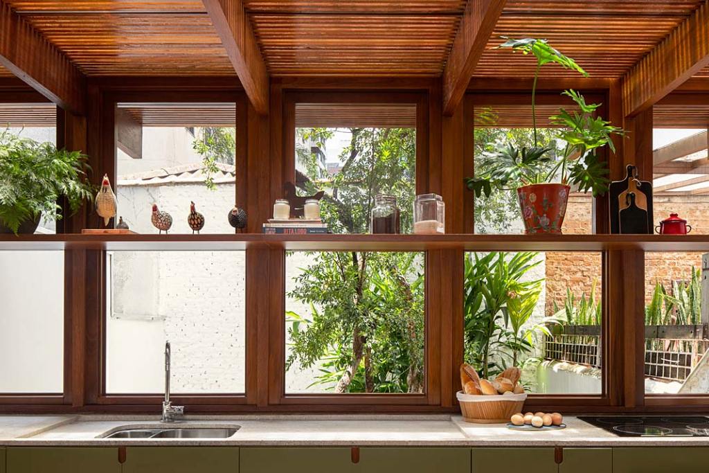 Maria Rosa House, okno w kuchni wychodzi na niewielki ogród