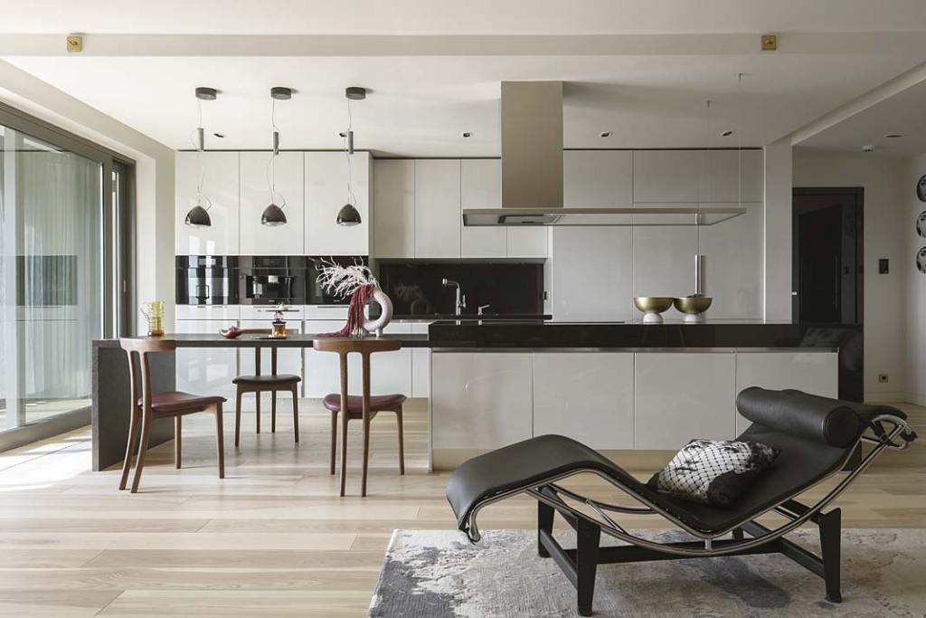 Elegancki apartament projektu Hola Design, otwarta kuchnia. Fot. Yassen Hristov