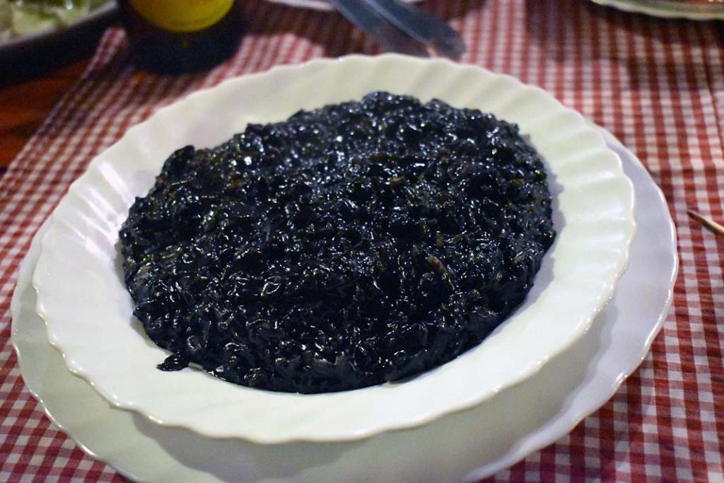 Kuchnia Czarnogóry Aromatyczne czarne risotto z dodatkiem atramentu z kałamarnicy