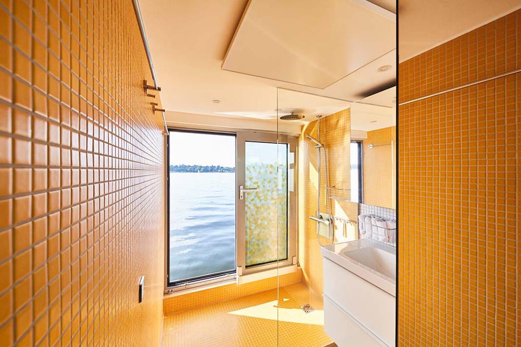 mobilny pływający dom zbudowany przez firmę Crossboundaries -widok na łazienkę, fot. Johanna Link