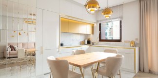Złoty apartament w stolicy Złoty apartament w stolicy_ zjawiskowa zabudowa kuchenna wyznaczyła styl aranżacji, w którym motywem przewodnim miał być złoty kolor