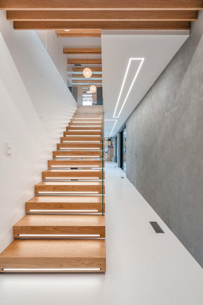 nowoczesne, podświetlane schody wewnętrzne w domu energooszczędnym; a8 architektura