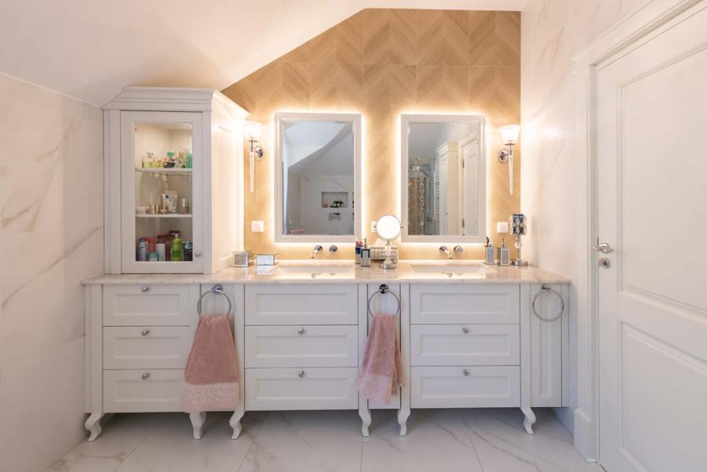 łazienka rodziców z zabudową z dwiema umywalkami i lustrami_białe meble łazienkowe w klasycznym stylu_