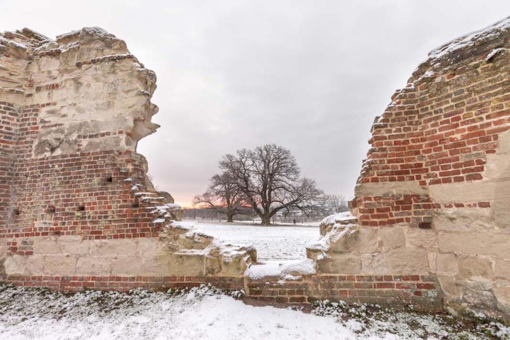 The National Trust_posiadłość Wimpole Estate_ rruiny murów dawnych budowli