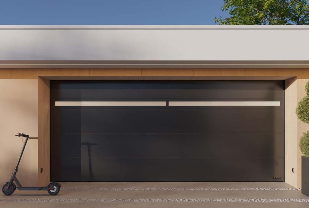 Na zdjęciu: brama garażowa z panelem Horizon marki Wiśniowski, dzięki któremu do wnętrza garażu dociera naturalne światło. Może być bez lub z przegrodą termiczną. Wysokość panelu wynosi 215–250 mm w zależności od wysokości całkowitej bramy.