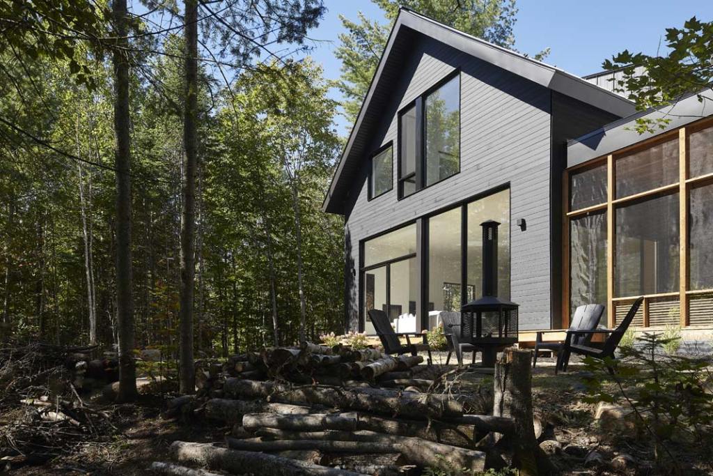 sesja-kanada-dom wśród drzew położony nad jeziorem__projekt_ Ghoche Architecte
