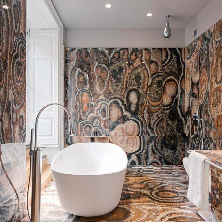 Antolini_OnixMonAmour_łazienka ze ścianą wykończoną onyksem_kamień jako tło dla wanny