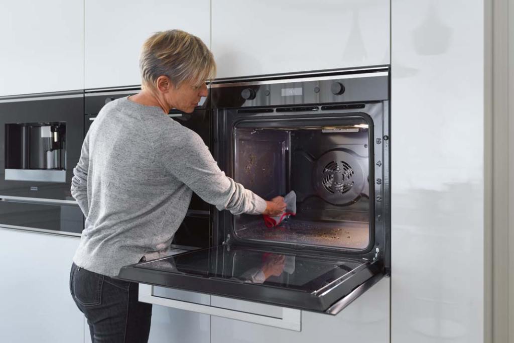 Piekarnik w kuchni seniora najlepiej zamontować w słupku, na wysokości ok. 70–80 cm nad podłogą. Wybierając urządzenie, warto zwrócić uwagę czy jest wyposażone w teleskopowe prowadnice, które ułatwiają wstawianie i wyjmowanie przygotowywanych potraw.