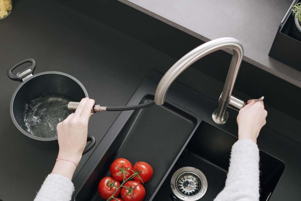Jednouchwytowa bateria kuchenna z funkcją prysznica zapewni komfort w strefie zmywania. W modelu Talis od Hansgrohe wygodny uchwyt umożliwia kontrolowanie temperatury i siły strumienia wody, a wyciągana wylewka pozwala napełnić wodą stojący na blacie garnek oraz ułatwia utrzymanie zlewozmywaka w czystości.