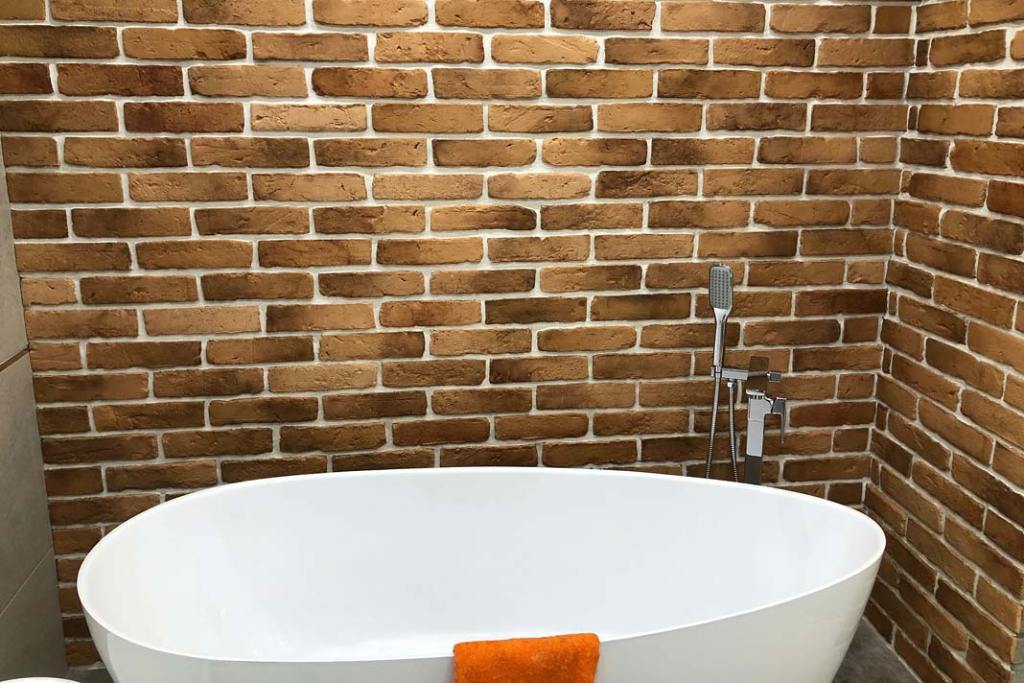 Płytki-stara-cegła-bezowo-brązowa--elkamino jako tło dla wanny