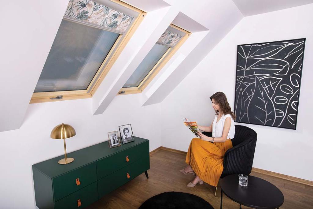 Markiza zewnętrzna oraz dodatek wewnętrzny zamontowane na jednym oknie dachowym FAKRO tworzą zestaw akcesoriów zapewniający najwyższy komfort mieszkania na poddaszu.