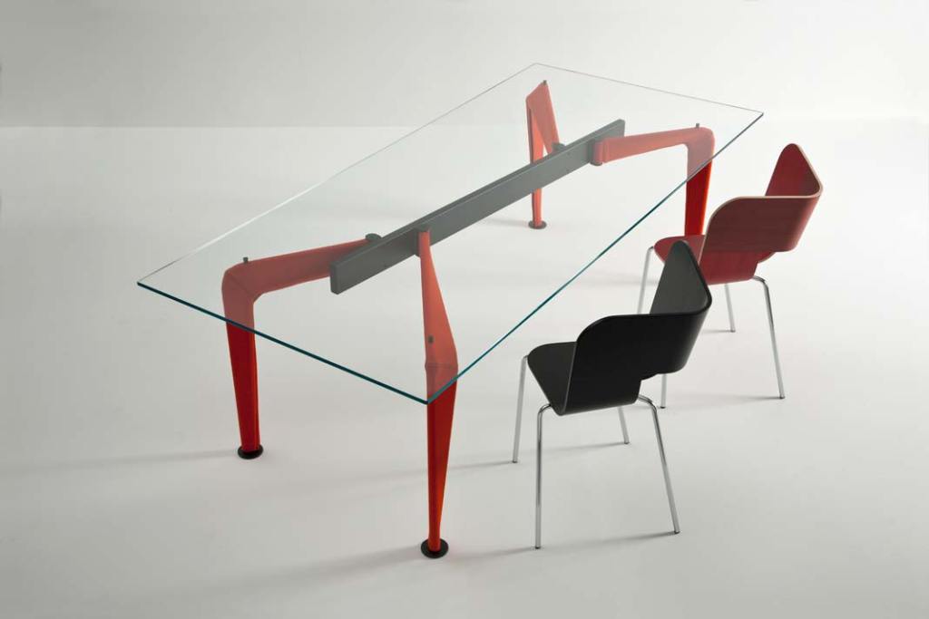 Coleitalia-asymmetrical-table stół ze szklanym blatem na designerskim czerwonych nogach