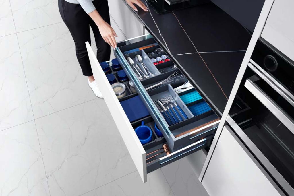 System szuflad z pełną regulacją SB HD‑3D oraz systemem wewnętrznej organizacji