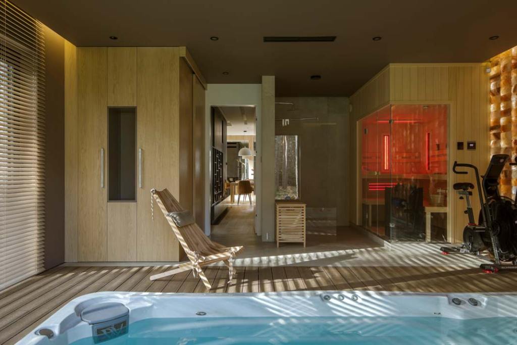 Strefa SPA mieści saunę, prysznic, basen z przeciwprądem i hydromasażem, siłownię oraz niewielką toaletę. Elementem dekoracyjnym jest podświetlana ściana wykonana z solnych cegieł.