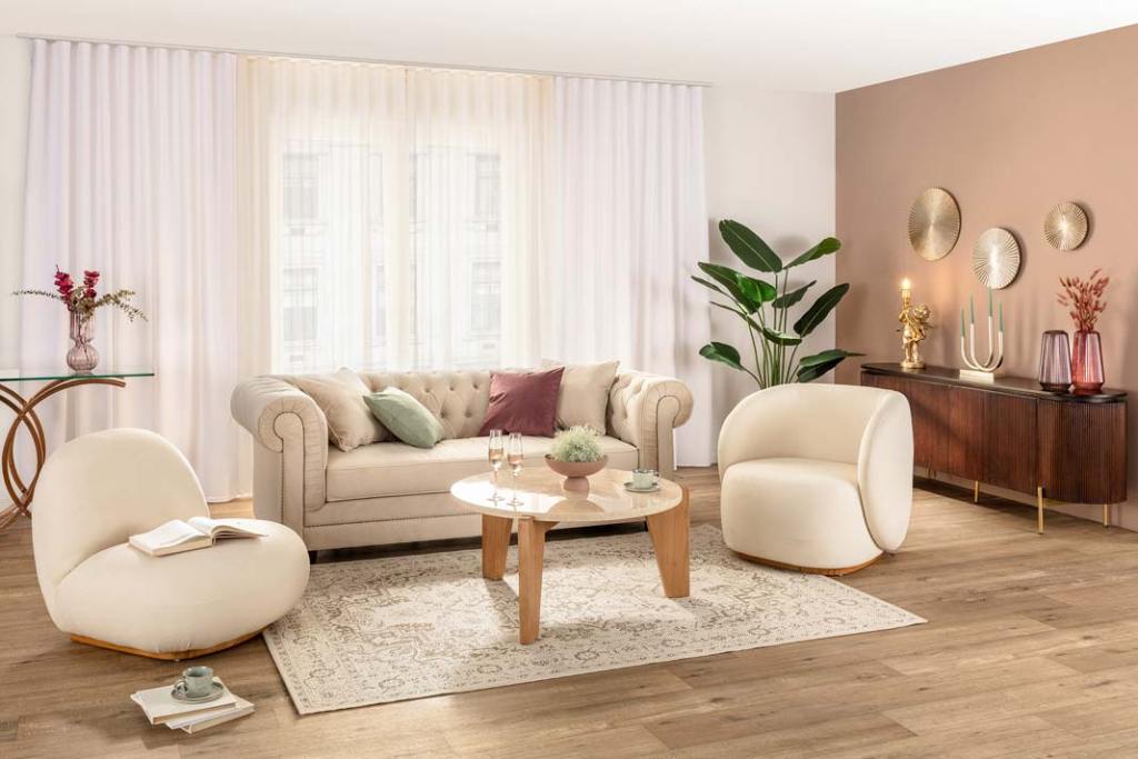 trendy dekoria_salon_wiosna 2024_W nowym sezonie kształty stają się bardziej organiczne i obłe. Meble o zaokrąglonych krawędziach oraz innowacyjne, modułowe rozwiązania pozwalają na elastyczne dostosowywanie przestrzeni do zmieniających się potrzeb.