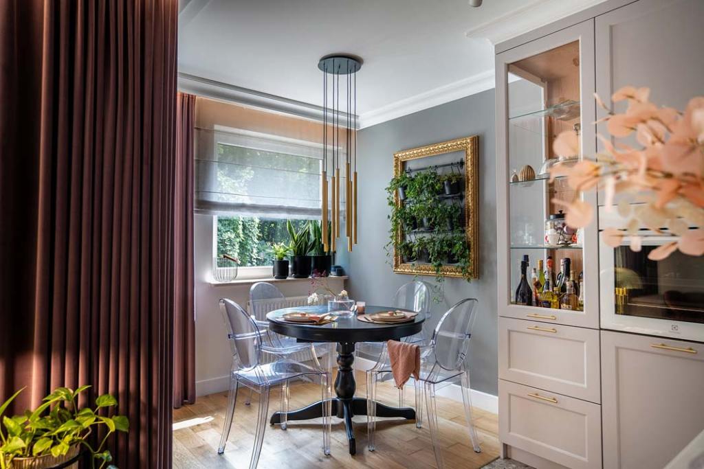 ArteDesign-x-Dekorian-Home_roślinna kompozycja w stylowej ramie w złotym kolorze