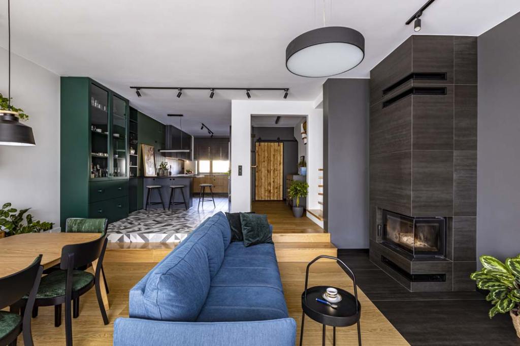 Dwa schodki – tyle wystarczyło, by w otwartej przestrzeni dziennej strefę wejściową i kuchenną (ulokowaną wyżej) oddzielić od części jadalnianej i wypoczynkowej (niżej)