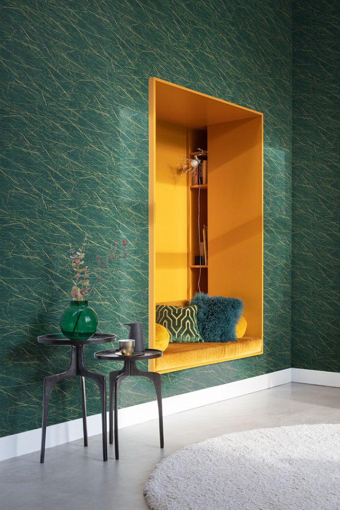 Pomalowana na żółto wnęka wyznacza wizualne ramy kącika czytelniczego.