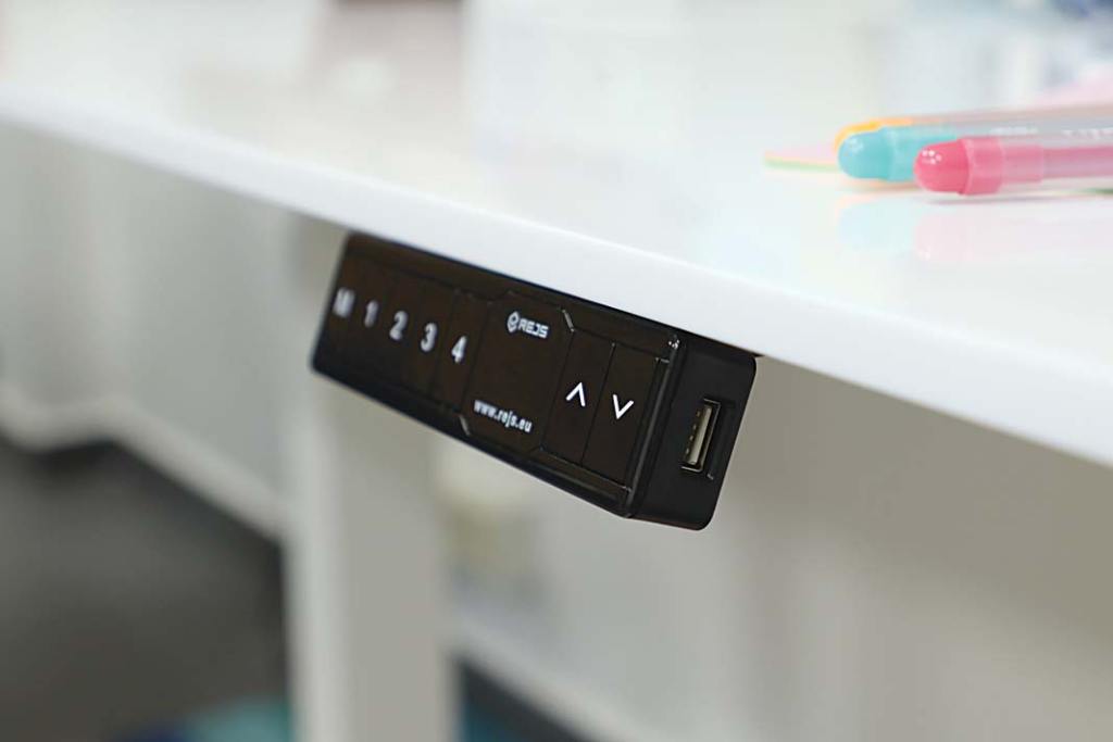 Stelaż elektryczny Futuro z katalogu firmy Rejs umożliwia płynną regulację wysokości biurka w zakresie od 625 do 1275 mm, dzięki czemu w dowolnym momencie można podnieść blat zmieniając pozycję z siedzącej na stojącą i odwrotnie.