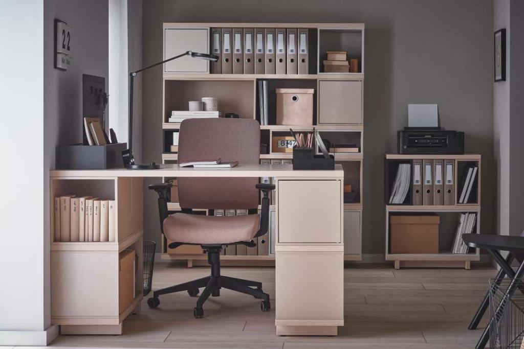 Marka VOX proponuje kolekcję mebli modułowych Balance. Można z nich zbudować – jak z klocków – biurko, komodę czy regał. Innowacyjny system montażu pozwala na łączenie podestów, półek, skrzynek i innych elementów bez użycia narzędzi.