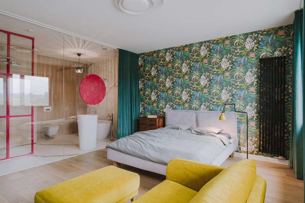 W projekcie Pracowni A+A ogromne przeszklenie oddziela część sypialnianą od salonu kąpielowego