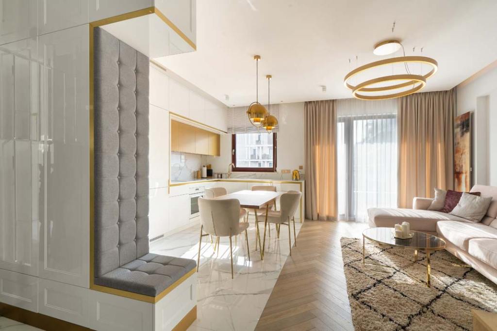 W warszawskim apartamencie strefę prywatną od dziennej arch. Hernan Gomez oddzielił przy pomocy ścianki z tapicerowanym siedziskiem, wykończonym dekoracyjną, złotą listwą