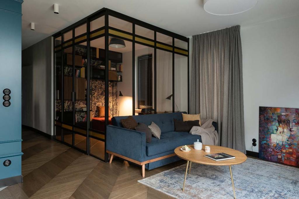 Za pomocą przeszklenia wykonanego przez firmę Mag Haus architektki ze Studia Kreatura oddzieliły salon od gabinetu. Wcześnej stała tu ściana.